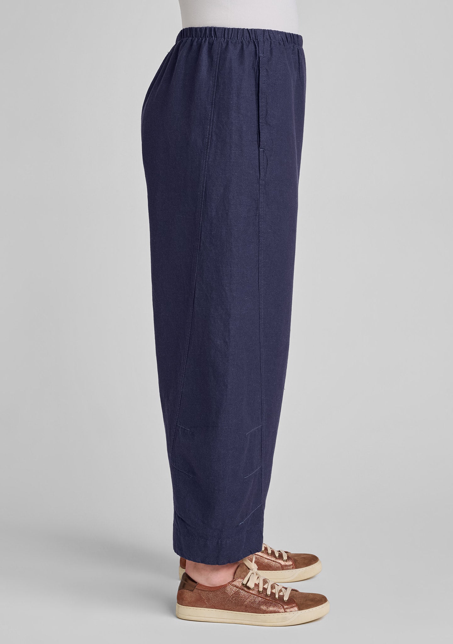 side view of seaming details on barrel pant in blue
