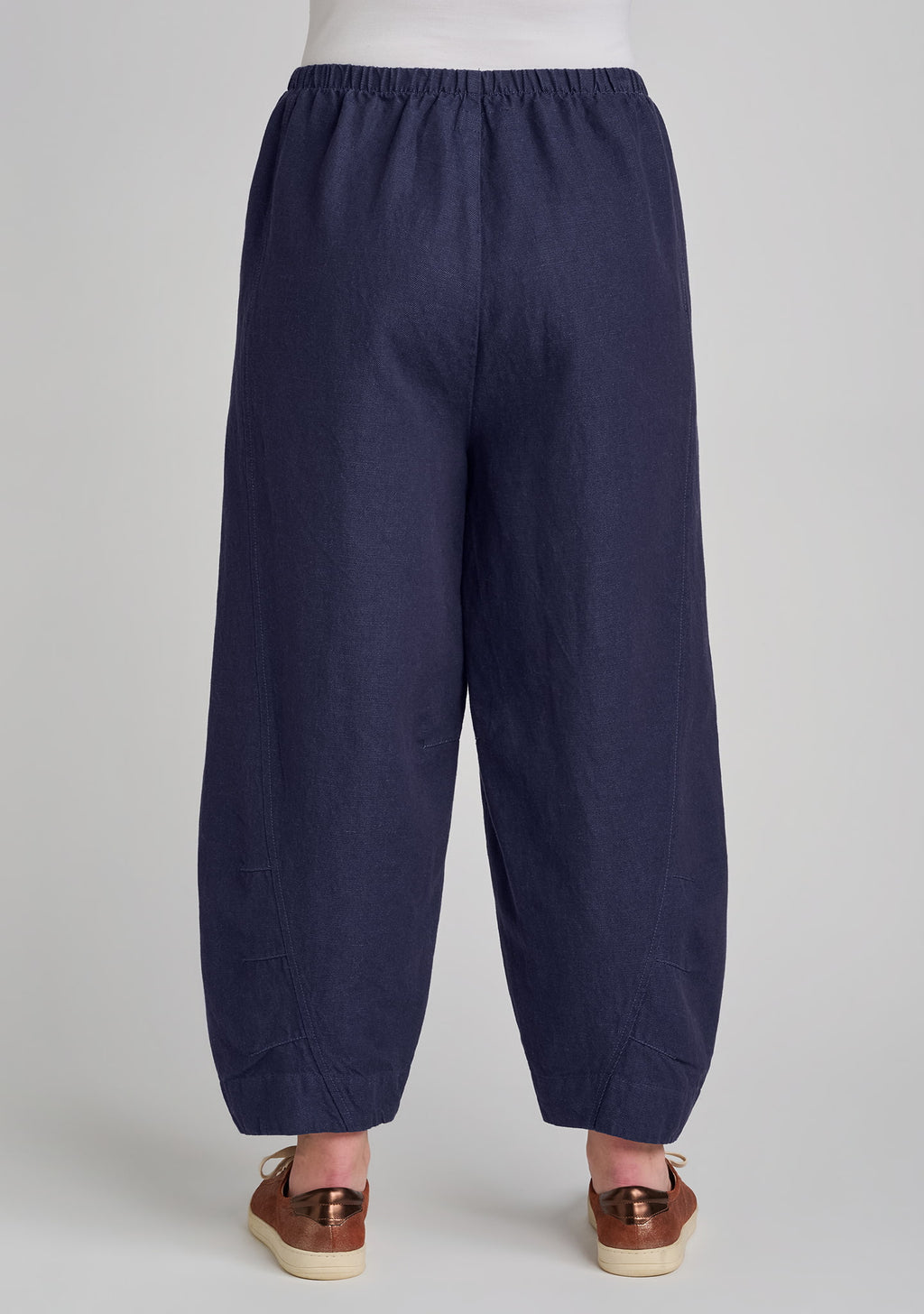 back view of barrel pant in blue