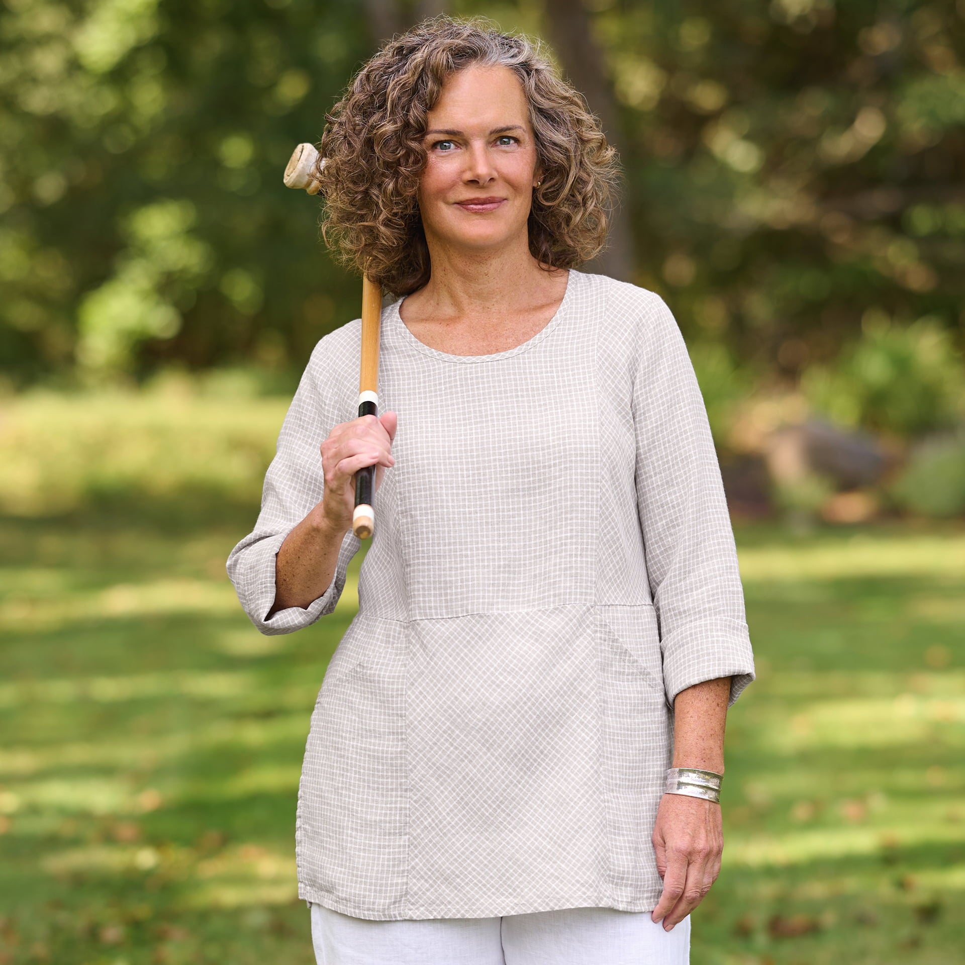 Woman in a beige linen tunic with pockets