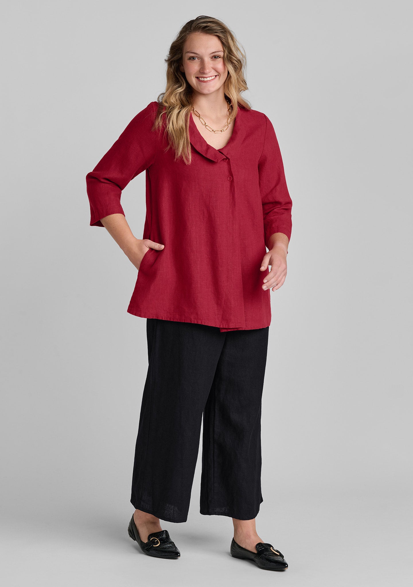 FLAX linen blouse in red and linen pants in black