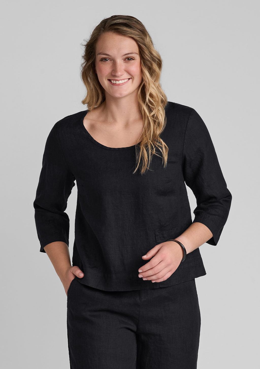 pocketed linear linen pullover black