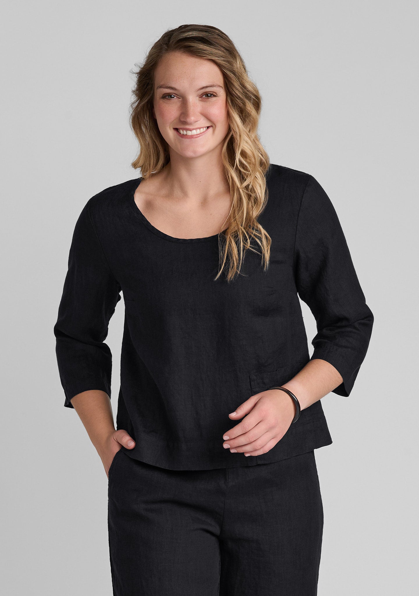 pocketed linear linen pullover black