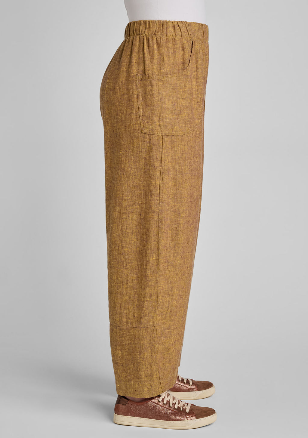 side view of seamly linen pants