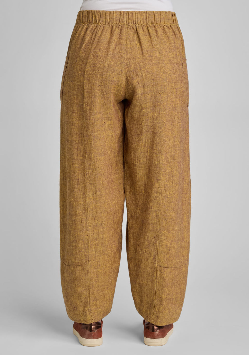 back view of seamly linen pants