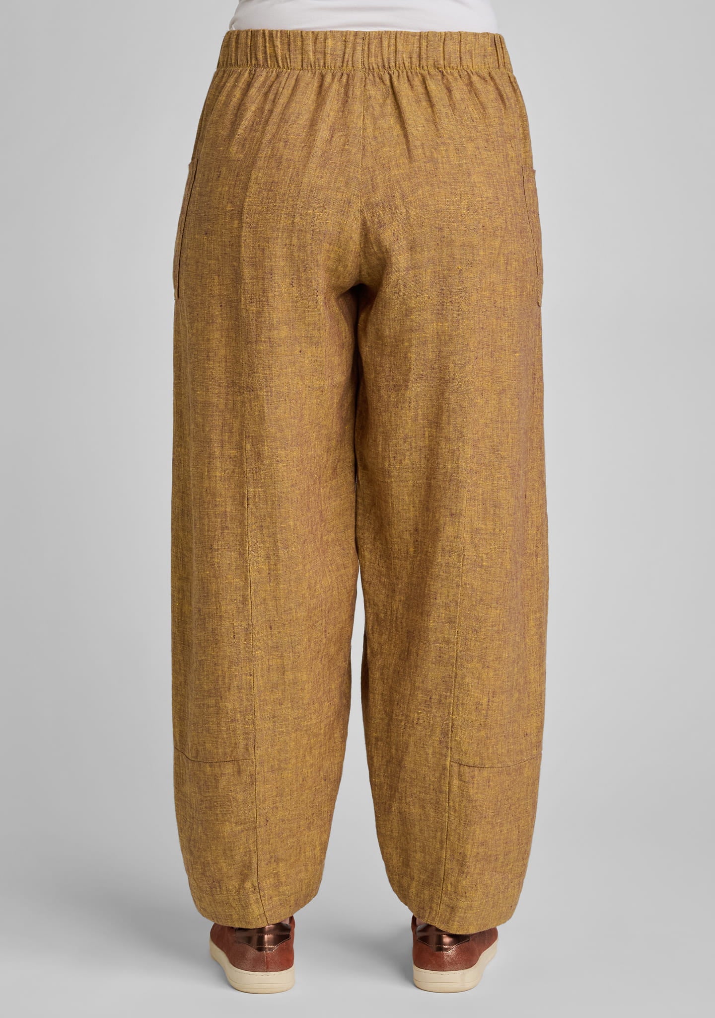 back view of seamly linen pants