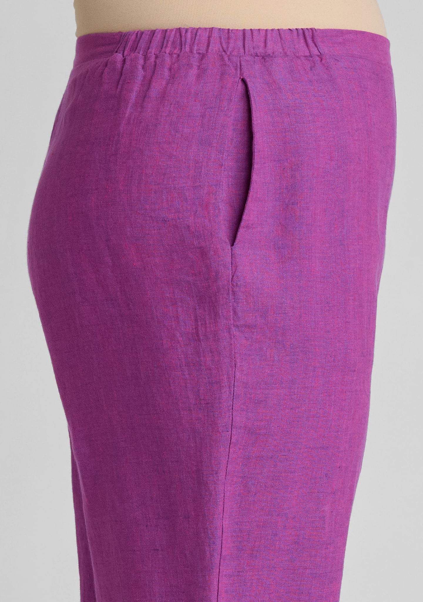close up of pocket on women's linen pants in purple