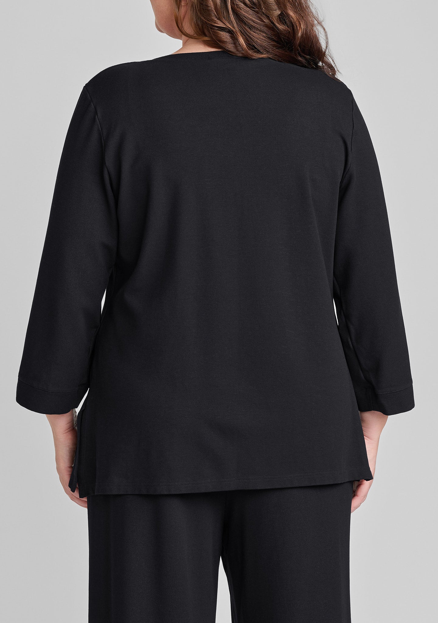 the pullover 3/4 sleeve shirt details