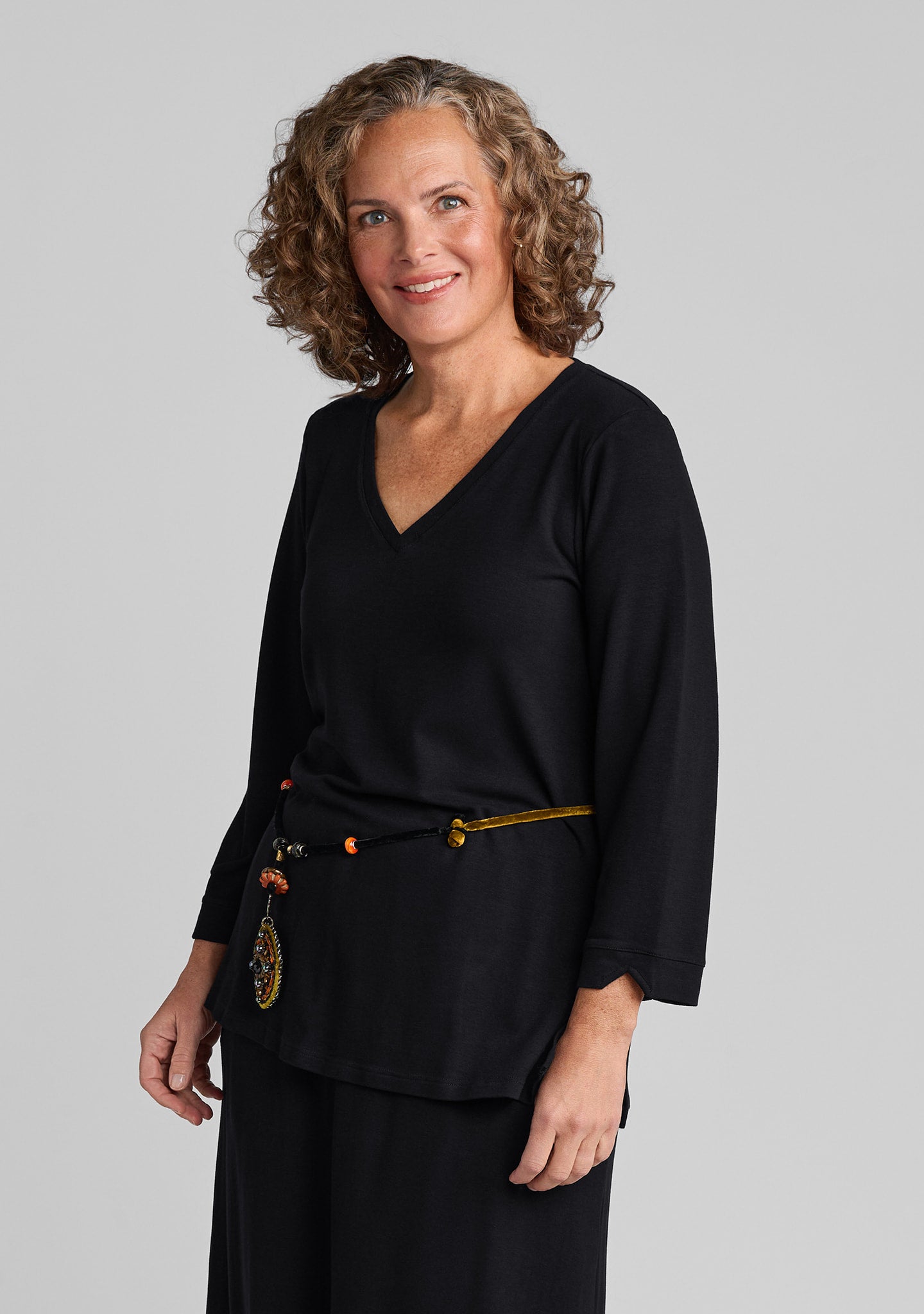 the pullover 3/4 sleeve shirt details