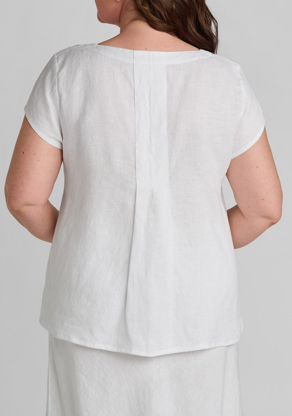 back view of pleat on women's linen tee shirt in white