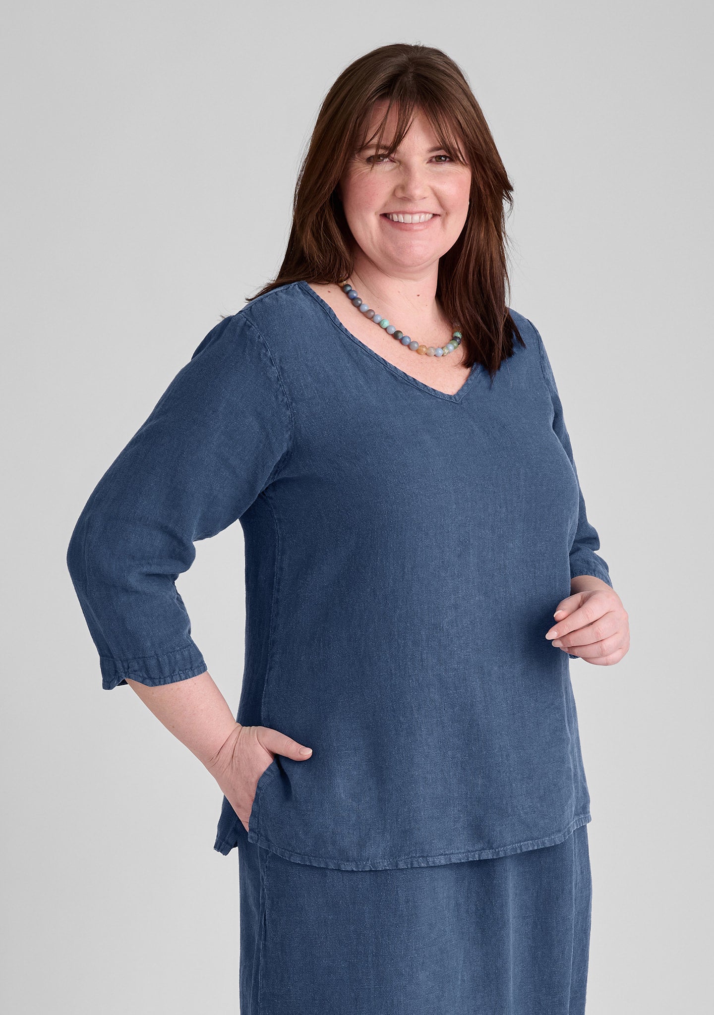 V Pullover - Linen Shirt - Baltic Sea